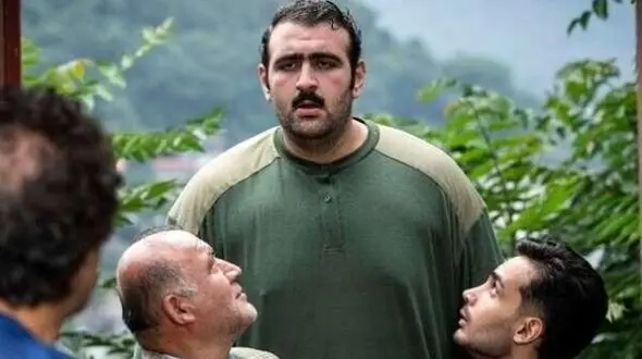 علی‌امین حسنی، بهروزِ پایتخت: من فرزند طلاقم، 20 ساله پدرم را ندیدم، بعد از پخش پایتخت به من زنگ زد ولی خب دیگه میدونید به دردم نمیخوره+ ویدئو