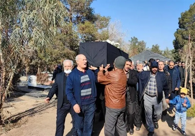 رهبر معظم انقلاب صبح امروز بر پیکر مرحوم عباس شیبانی نماز خواندند + عکس