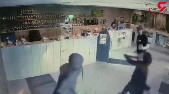 لحظه سرقت از قنادی با اسپری فلفل+ فیلم