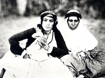 عکس / نگاهی به پوشش تاریخی زنان کرمانشاهی در 150 سال قبل