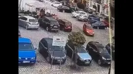 فیلم / حادثه‌آفرینی زن ۷۸ ساله هنگام پارک کردن خودرو
