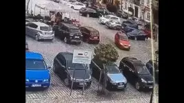 فیلم / حادثه‌آفرینی زن ۷۸ ساله هنگام پارک کردن خودرو
