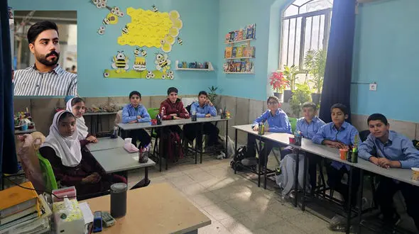 داستان تنها معلم یک روستا؛ از ایجاد کلاس هوشمند برای ۳۸ دانش آموز ابتدایی تا قرض گرفتن میکروسکوپ برای مدرسه / بنیاد مسکن پای کار نیامد!