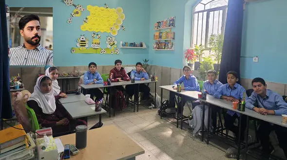 داستان تنها معلم یک روستا؛ از ایجاد کلاس هوشمند برای ۳۸ دانش آموز ابتدایی تا قرض گرفتن میکروسکوپ برای مدرسه / بنیاد مسکن پای کار نیامد!