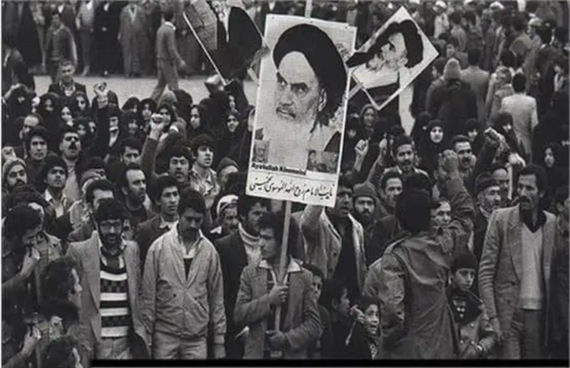 تجمع مردم در مقابل فرودگاه مهرآباد در اعتراض به جلوگیری از ورود امام خمینی به ایران در سال 1357