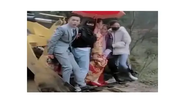 اقدام جالب ودیدنی داماد عاشق در باران سیل آسا+ فیلم