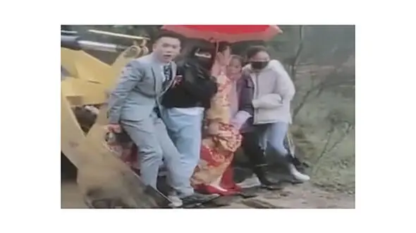 اقدام جالب ودیدنی داماد عاشق در باران سیل آسا+ فیلم