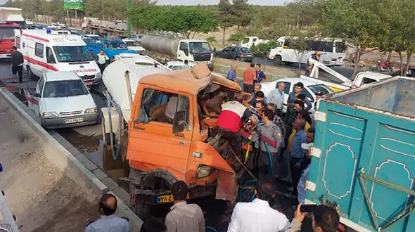 تصادف زنجیره‌ای ۱۰ خودرو در بلوار سردار سلیمانی خمینی‌شهر + جزییات