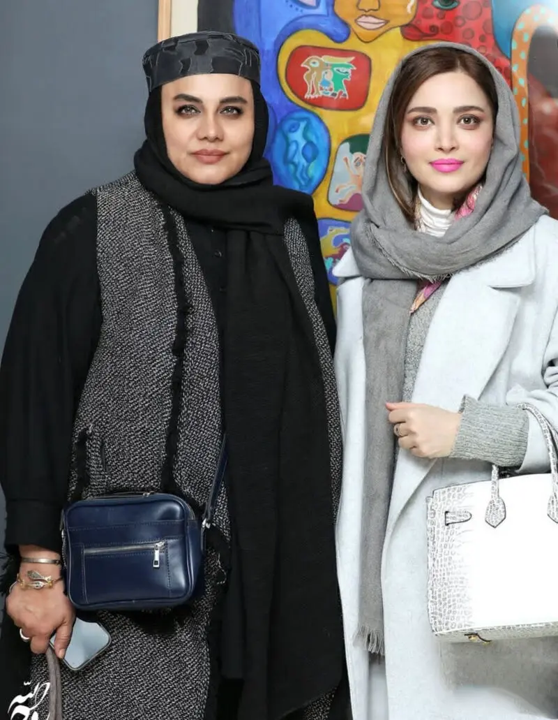 عکس ها/ استایل زمستانی بازیگران زن در یک گالری هنری/ از تیپ مینیمال بهنوش طباطبایی تا کلاه باکت نرگس آبیار + عکس