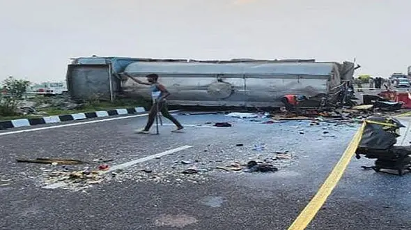 ۱۸ کشته در تصادف اتوبوس مسافربری با تانکر شیر