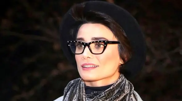 تینا آخوندتبار از خود بی خود شد / استایل و ژست زنده خانم بازیگر آبرویش را برد!