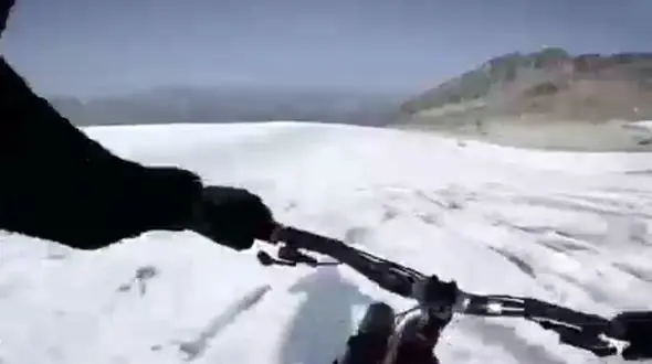 دوچرخه‌سواری که با جان خود بازی می‌کند + فیلم