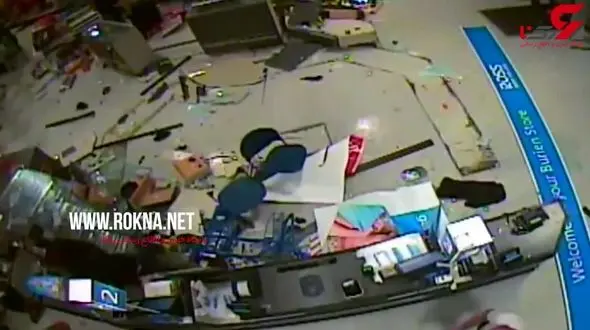 راننده دیوانه با خودرو وارد فروشگاه شد+فیلم