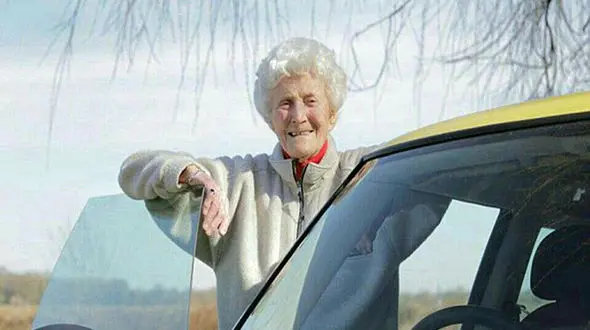 زن 104 سال پس از 88 بار رد شدن بلاخره گواهینامه اش را گرفت+عکس