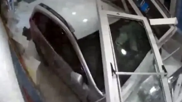 ورود وحشت آور یک خودرو به کلانتری پلیس! + فیلم