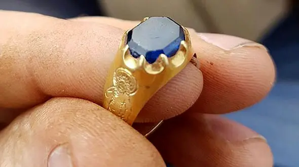 کشف حلقه طلای قرون وسطی در جنگل بریتانیا +تصاویر