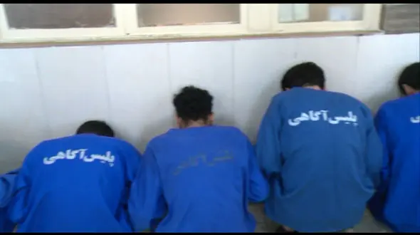 کشف یک دستگاه گنج یاب و دستگیری ۵ نفر در تیران و کرون