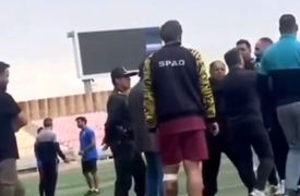 فیلم لحظه سیلی زدن یک مربی تیم فوتبال به صورت مربی تیم مقابل / کنار زمین رخ داد