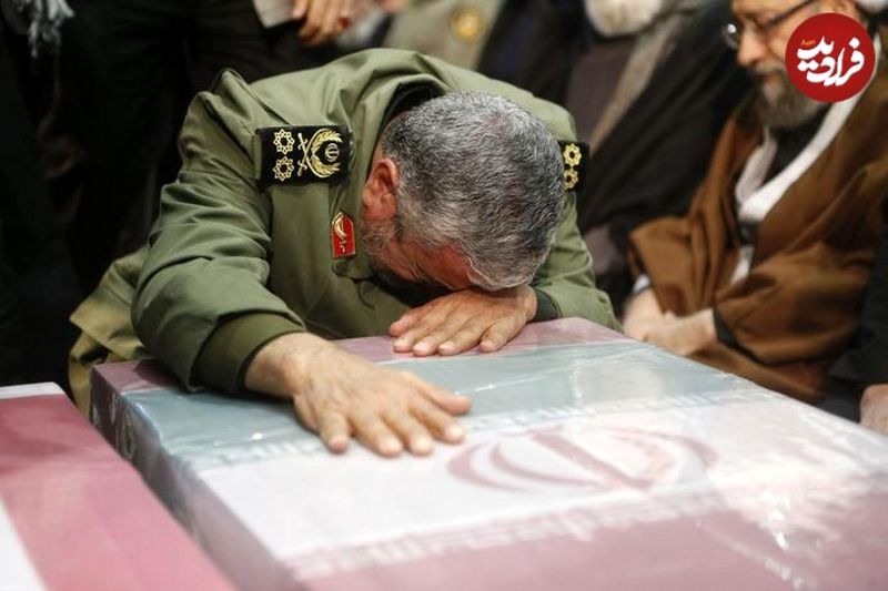 سفر در زمان؛ «سرلشکر باقری در حال گریه کنار پیکر سردار سلیمانی»؛ سال 98 