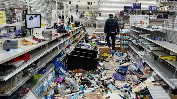 ببینید /  تصاویری از لحظه سرقت وحشیانه دسته‌ جمعی در اوکلند + فیلم