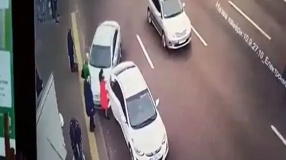 ببینید / لحظه هولناک زیر گرفتن زن بی‌گناه در حال سوار شدن به یک خودرو کنار خیابان! + فیلم