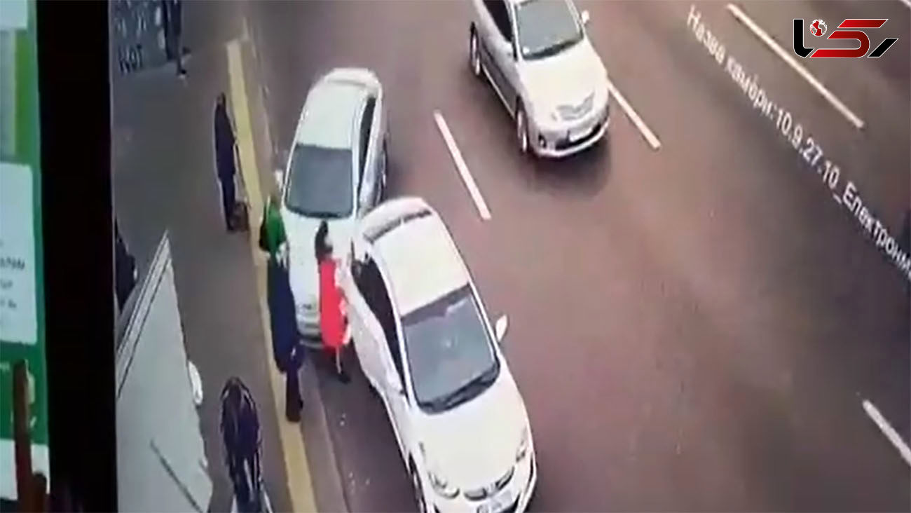 ببینید/ لحظه هولناک زیر گرفتن زن بی گناه هنگام سوار شدن به خودرو در کنار خیابان!  + فیلم