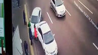 ببینید / لحظه هولناک زیر گرفتن زن بی‌گناه در حال سوار شدن به یک خودرو کنار خیابان! + فیلم