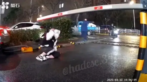 نجات معجزه آسای راننده موتورسیکلت از زیر چرخ های ماشین