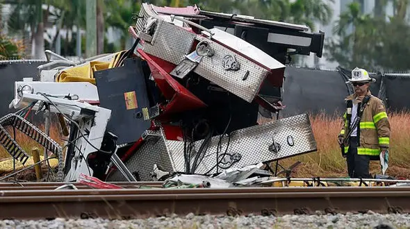 تصادف کامیون آتش‌نشانی و قطار در ایستگاه ریلی