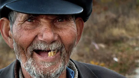  سر این دختر زرنگ بعد ازدواج با پیرمرد میلیاردر کلاه رفت+ عکس 