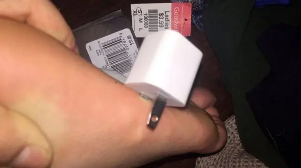 دوشاخه برق در کف پای دختر شلخته فرو رفت+ عکس