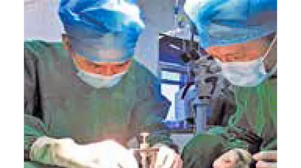 پیوند نادر قرنیه حیوان به انسان + عکس