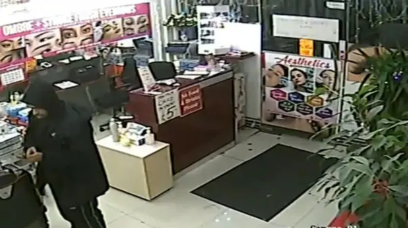 ببینید / سارق خونسرد در صحنه سرقت غافلگیر شد / زن جوان شجاعانه از پلیس کمک خواست