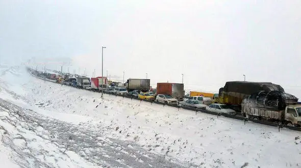 سقوط بهمن در جاده هراز/ خودروها زیر بهمن مدفون شدند / 2 کشته تا کنون+فیلم و عکس