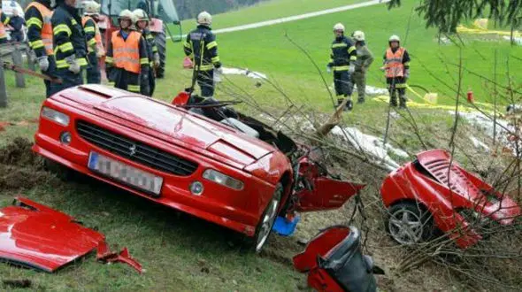 عکس / خودروی فِراری دو نیم شد