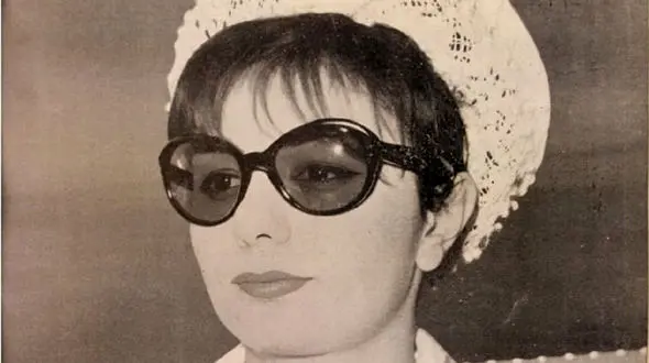 عکس / سفر به ایام قدیم  / ذوق زدگی فرح پهلوی در قطار سوئیس / سال 1346