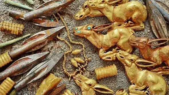 کشف یک گنجینه طلایی در دل کوه ! + عکس های بی نظیر