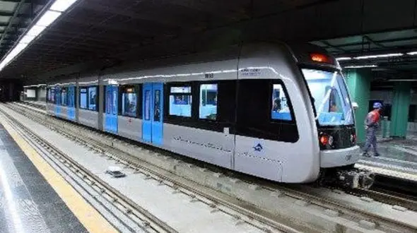 یک خودروی سواری با قطار شهری مشهد برخورد کرد