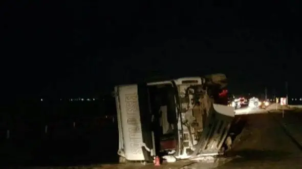 واژگونی تریلر حامل گاز در جاده جم / مسیر رفت و برگشت مسدود شد + عکس