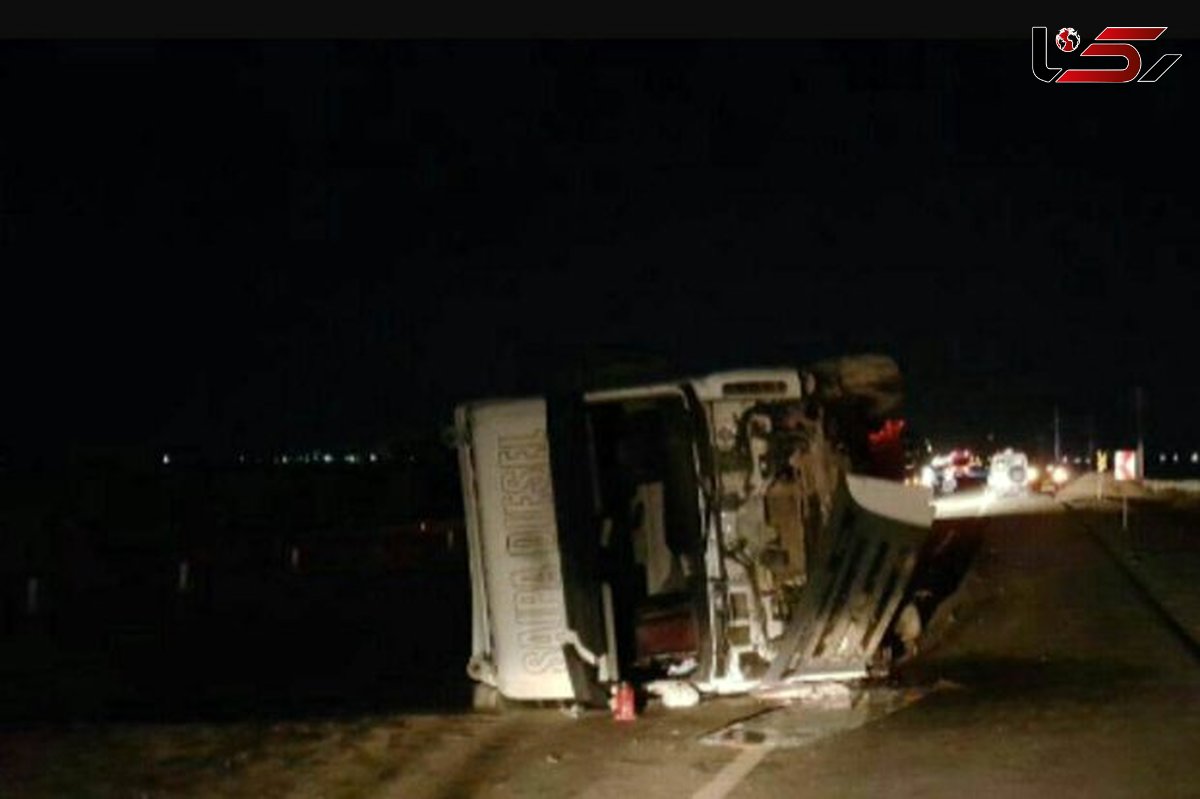 واژگونی تریلر حامل گاز در جاده جم / مسیر رفت و برگشت مسدود شد + عکس