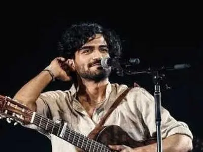 فیلم / آواز باشکوه و پر بغض عرفان طهماسبی  /  آهنگ «هزار و یک شبِ» + دانلود