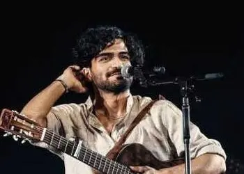 فیلم / آواز باشکوه و پر بغض عرفان طهماسبی  /  آهنگ «هزار و یک شبِ» + دانلود