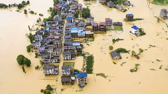 ببینید / بارش شدید باران و سیل در چین + فیلم 