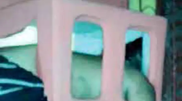 گیر کردن دزد سارق چاق در کانال کولر + عکس