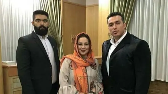 فیلم ضیافت افطاری بهنوش بختیاری به سبک یک میزبان تمام عیار؛ حضور بهرنگ علوی، مریم امیرجلالی، جلیل فرجاد، اکرم محمدی و... تا ثبت عکس یادگاری با تک تک مهمانها 
