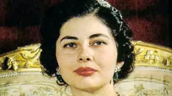 زمردهایی که با چشم‌های عروس ست شد؛ نگاهی به جواهرات ملکه ثریا در روز عروسی‌