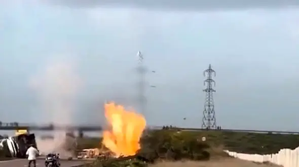 فیلم انفجار ترسناک کامیون گاز در جاده