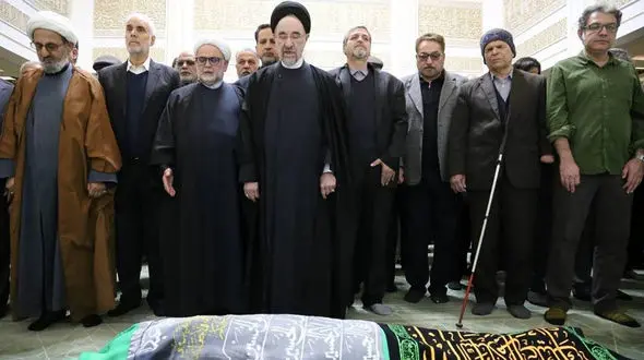 سیدمحمد خاتمی بر پیکر مرحوم زهرا شجاعی نماز خواند