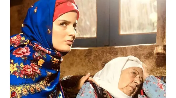 ژست بامزه «سوجان و مادرجان» در پشت صحنه سریال «سوجان»؛ غزاله اکرمی و ثریا قاسمی کنار هم 