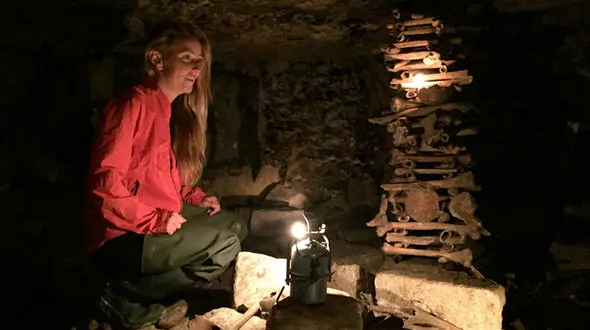 زن شجاع در محاصره 6 میلیون اسکت گورستان +تصاویر 